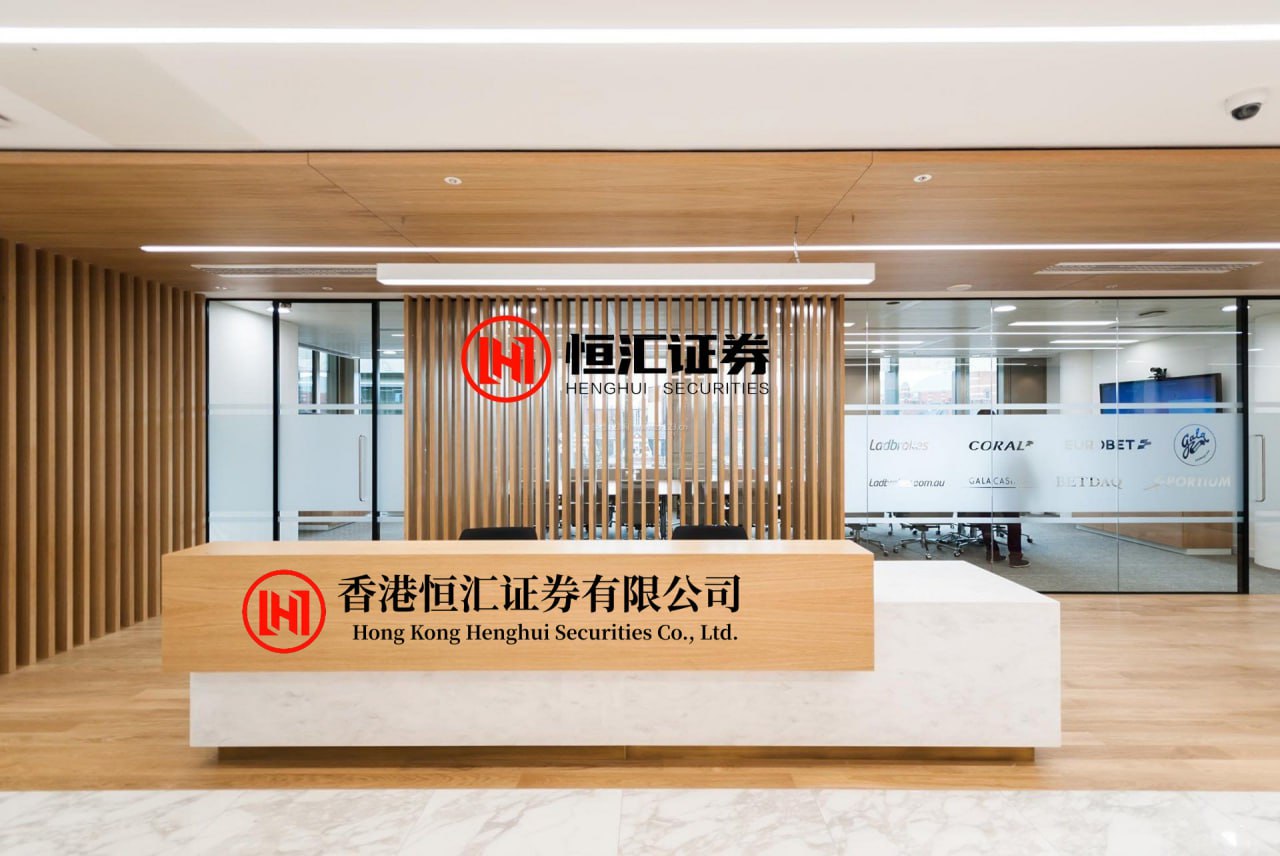 华夏国际 太心酸了！黑龙江，一00后女子第一次跟着老公在婆家过年，谁知仅仅待了一天，就突然情绪崩溃嚎啕大哭，一边抹泪一边说：我想回家，我再也不离开我家了！一旁的老公既无奈又觉得好笑，想安慰又不知如何下手！说真的，看完这段视频我整个人都愣住了。黑龙江，零下二十几度的天，车外冻得能把人鼻子削掉，...